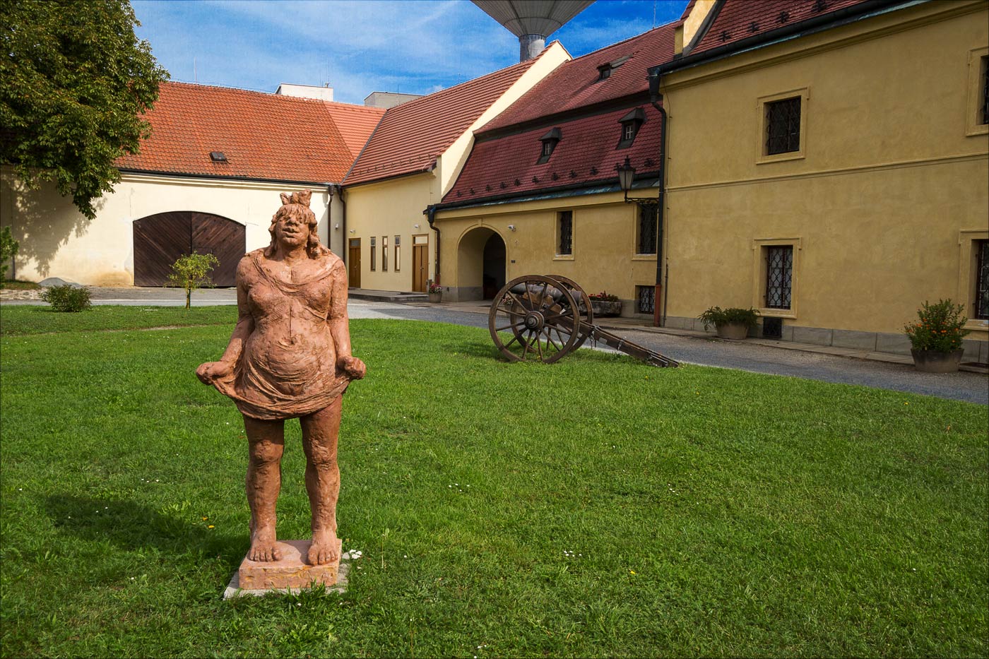 Выставка авангардных скульптур в замке Розтоки у Праги