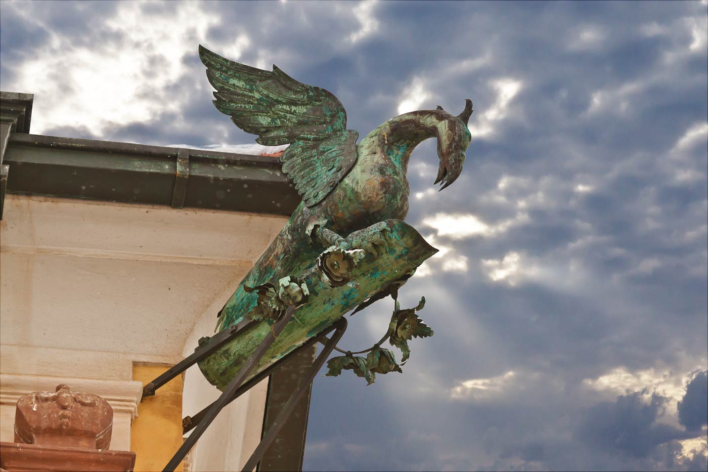 Сказочная птица на фасаде дворца во Влашиме
