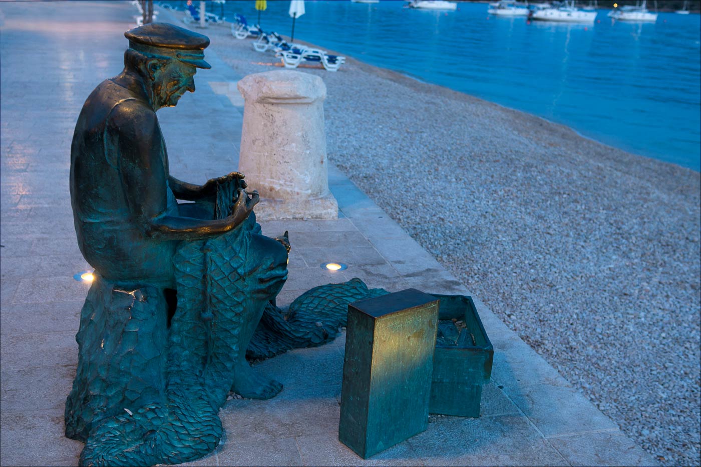 Скульптура рыбака на набережной. Примоштен, Хорватия
