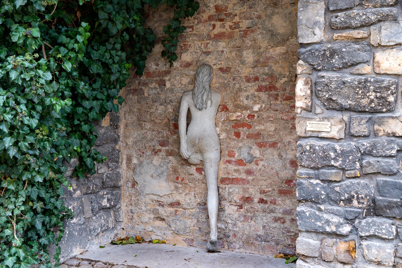Скульптура в сквере у замка Брандис над Лабем