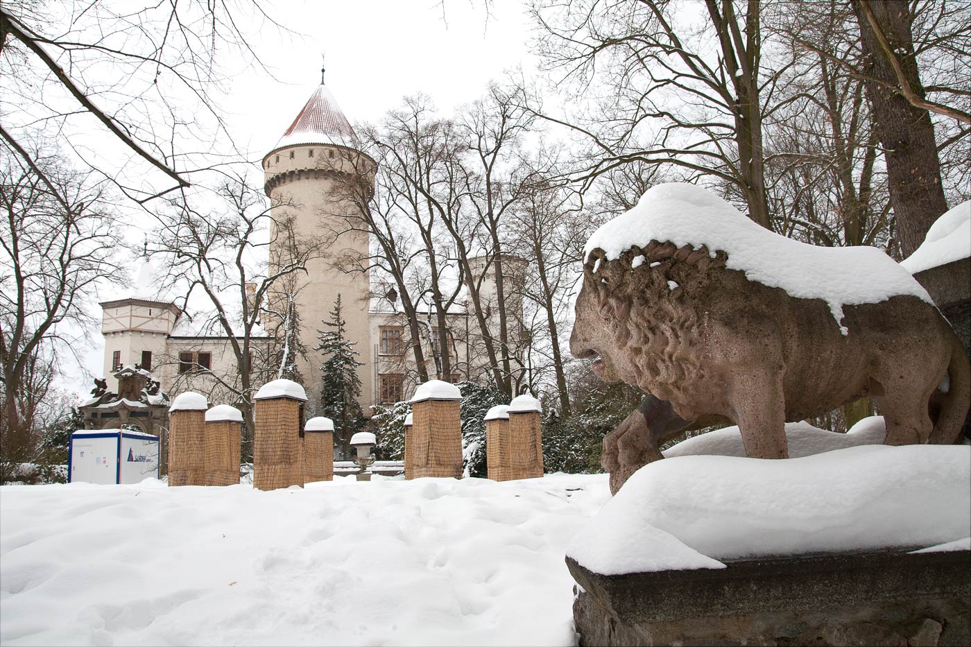 Снежная зима,  замок и парк Konopiště